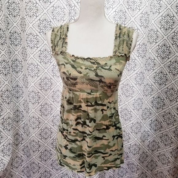 Green Camo Printed Elastic Smocked Sleeveless Top - Picture 2 of 7